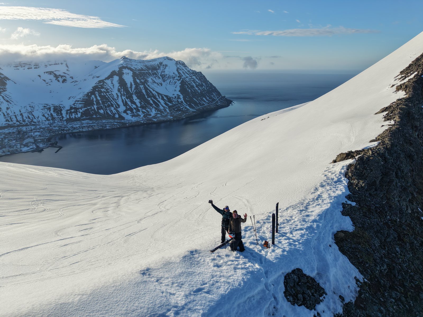 Skitourengeher über einem Fjord